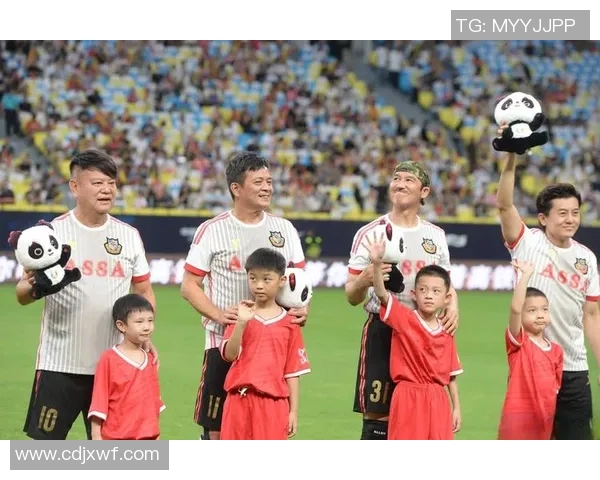 足球明星与儿子温馨互动视频展现亲子情深瞬间引发网友热议 足球明星与儿子温馨互动视频展现亲子情深瞬间引发网友热议